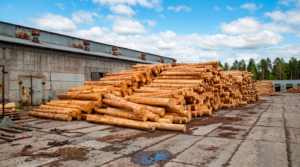 Scierie industrielle avec stockage de bois exposé aux risques industriels nécessitant une assurance adaptée.